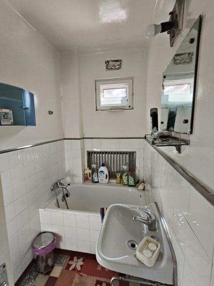Casă cu 3 camere cu Canalizare în Central