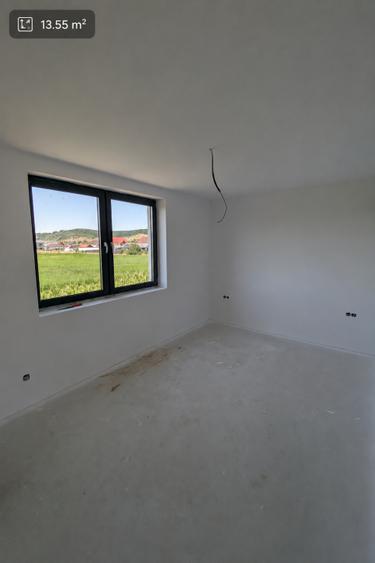 Casă individuală cu 4 camere cu Canalizare în Cristian