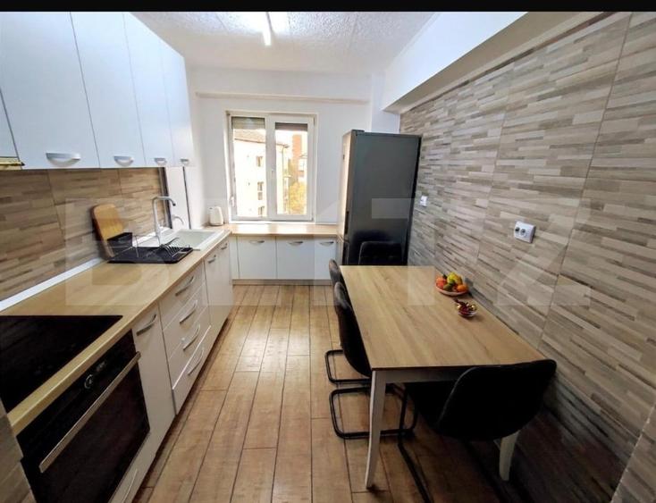 Apartament cu 3 camere decomandat, mobilat în Decebal