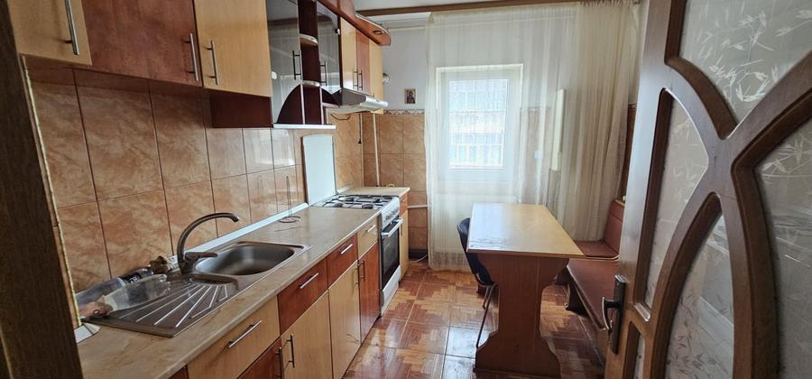 Apartament cu 2 camere semidecomandat, mobilat în Moinești