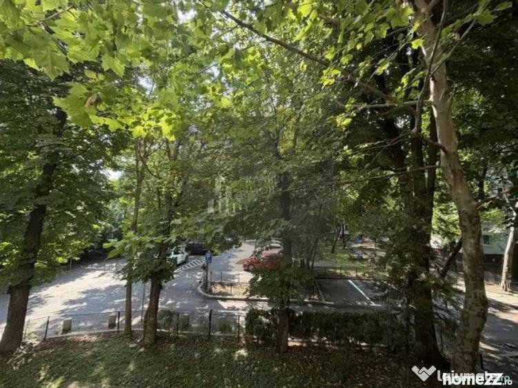 Apartament cu 3 camere semidecomandat în Alexandru Obregia