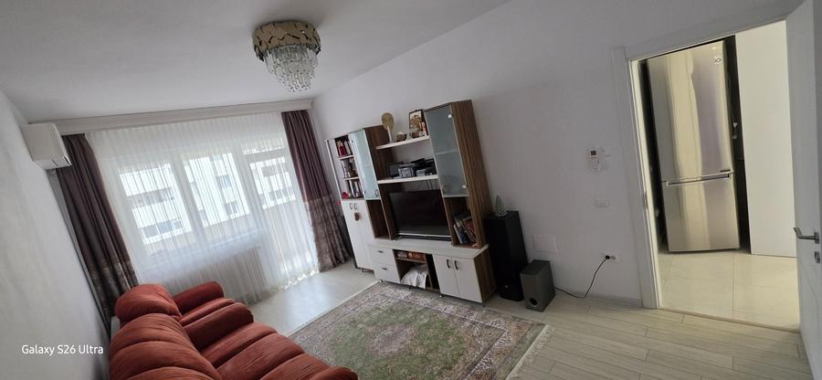 Apartament cu 3 camere decomandat în Titan