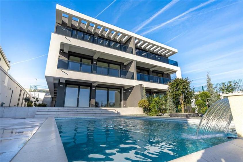 Casă individuală cu 5 camere cu Piscina în Central