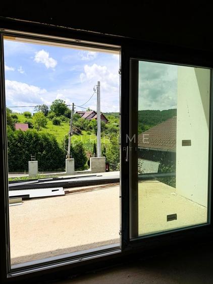 Casă individuală cu 4 camere cu Canalizare în Corunca