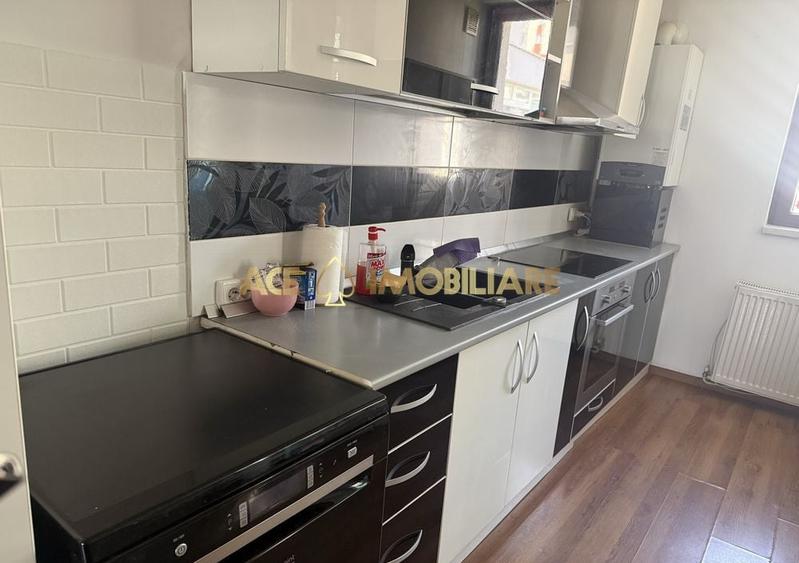 Apartament cu 3 camere semidecomandat, mobilat în Păcii