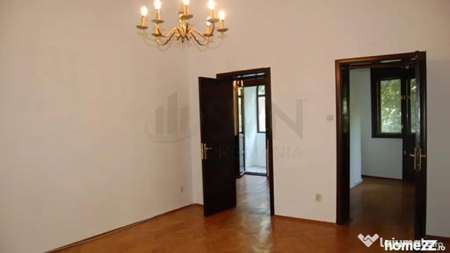 Apartament cu 4 camere decomandat în Primăverii