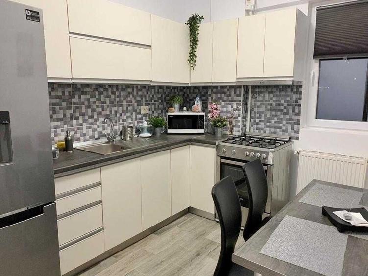 Apartament cu 2 camere semidecomandat, mobilat în Păcii