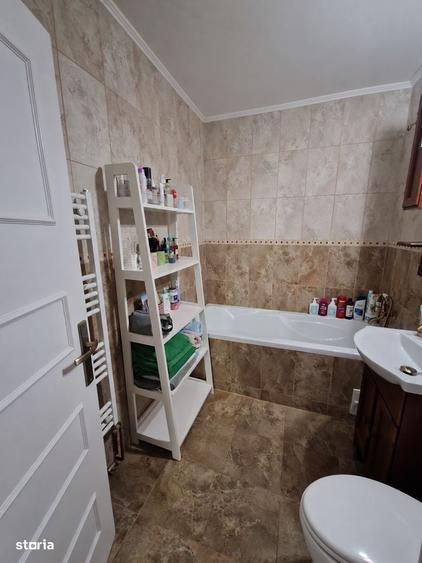 Apartament cu 3 camere semidecomandat în Turnișor