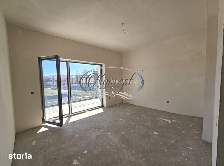 Locuinta moderna cu design cubic si curte plana in Dezmir