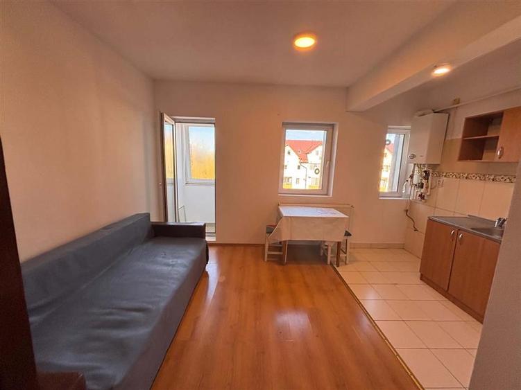 Apartament cu 3 camere semidecomandat în Gării