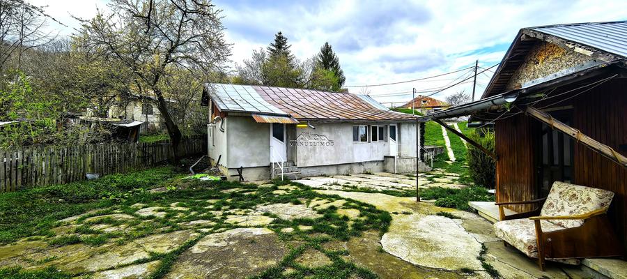 Casă individuală cu 4 camere cu Teren 2500 Mp în Podul Vadului