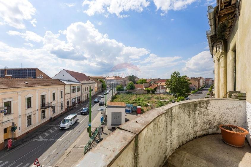 Apartament cu 3 camere semidecomandat, mobilat în Boul Roșu
