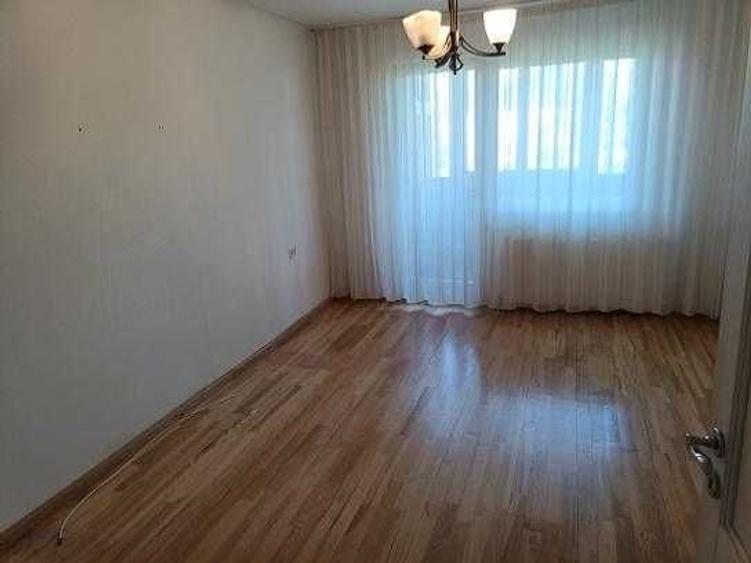 Apartament cu 3 camere decomandat în Petros