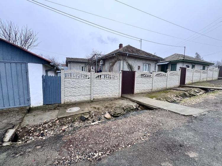 Casă individuală cu 4 camere cu Canalizare în Central
