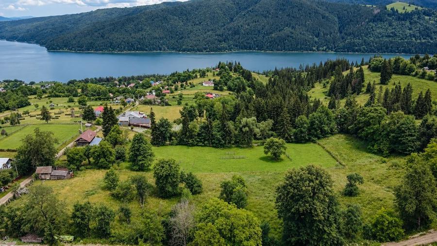 Teren agricol intravilan de 9994 mp, în Hangu