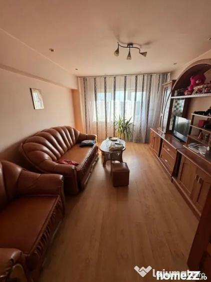 Apartament cu 3 camere decomandat în Craiovița Nouă