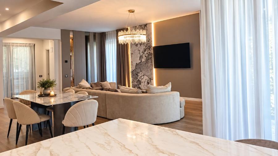 Apartament cu 4 camere decomandat în Central