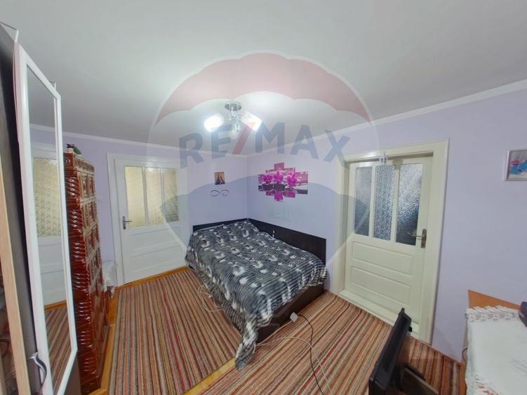 Casă cu 6 camere cu Teren 551 Mp în Vest