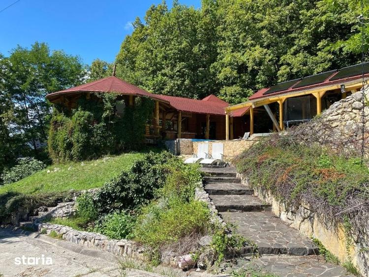 Casă cu 6 camere cu Teren 17000 Mp în Dumbrăvița