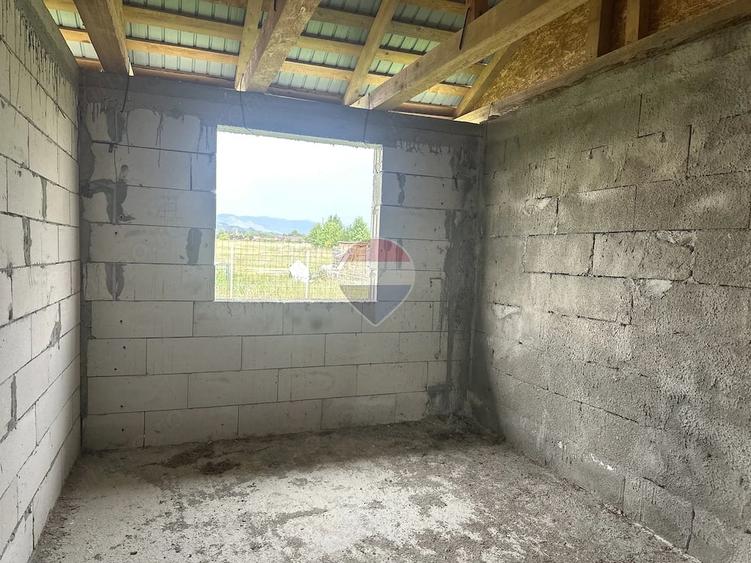 Casă cu 3 camere cu Teren 617 Mp în Slobozia (Roznov)