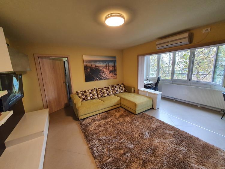 Apartament cu 3 camere semidecomandat, mobilat în Complex Studențesc