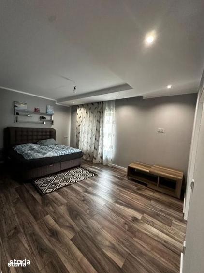 Casă cu 6 camere cu Teren 6.5 Mp în Groși