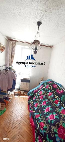 Apartament cu 3 camere semidecomandat în Burdea