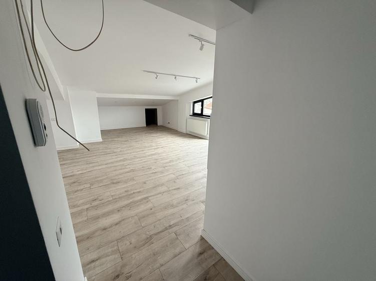 Apartament cu 3 camere semidecomandat în Exterior Vest