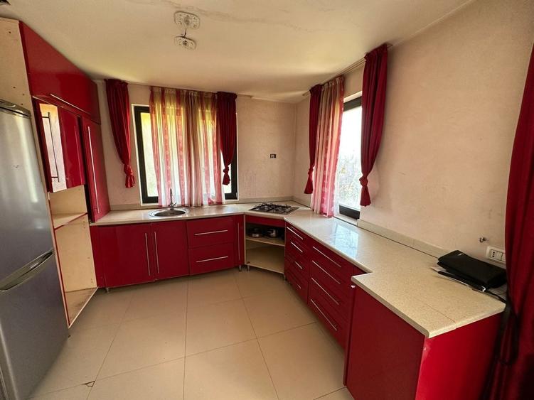 Duplex cu 5 camere cu Canalizare în Exterior Sud