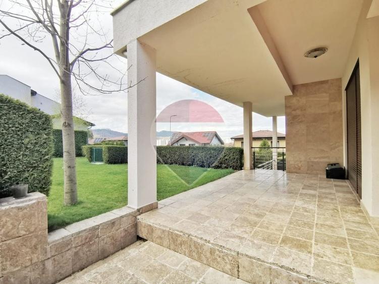 Casă individuală cu 6 camere cu Teren 1010 Mp în Noua