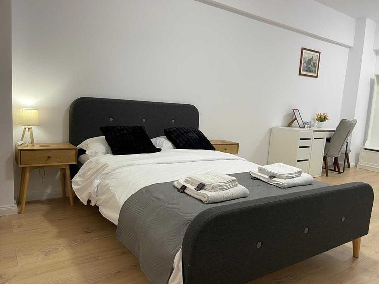 Apartament cu 7 camere decomandat în Nicolina