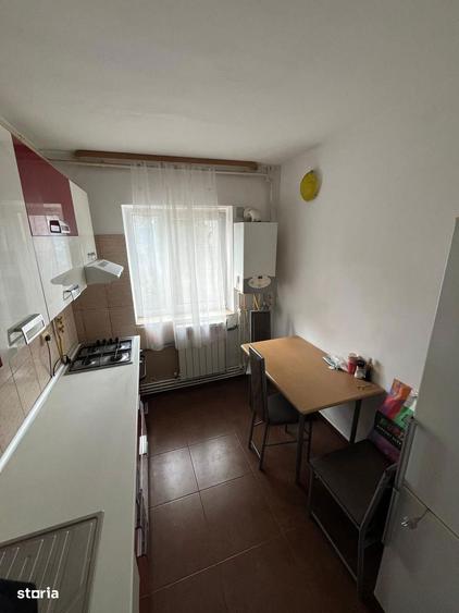 Apartament cu 3 camere semidecomandat, mobilat în Dacia