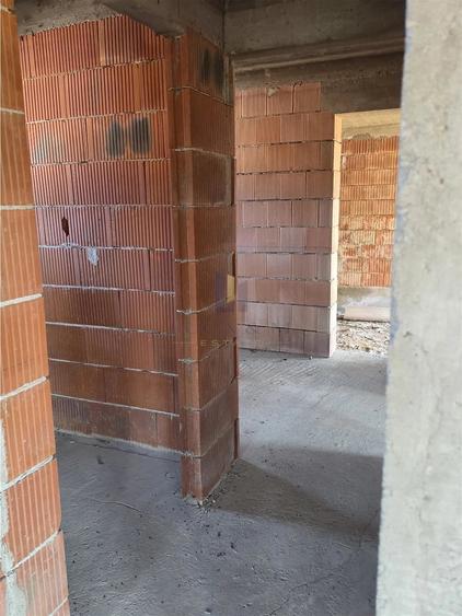 Casă cu 2 camere cu Teren 538 Mp în Est