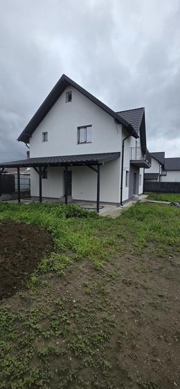 Casă cu 4 camere în Letea Veche