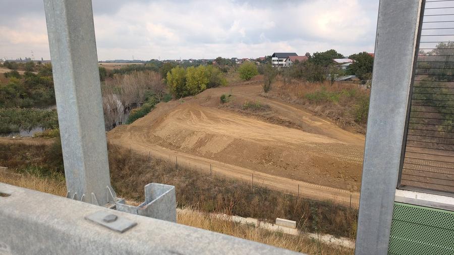 Teren de 2000 mp, în Titan