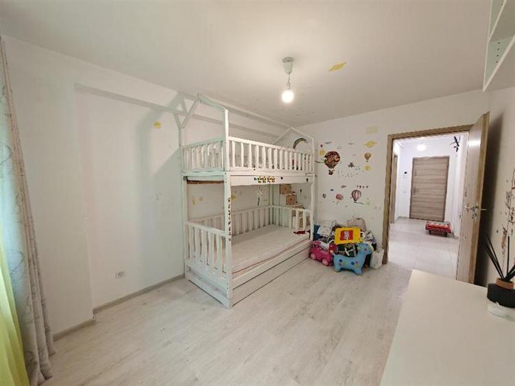 Apartament cu 3 camere decomandat, mobilat în Tractorul