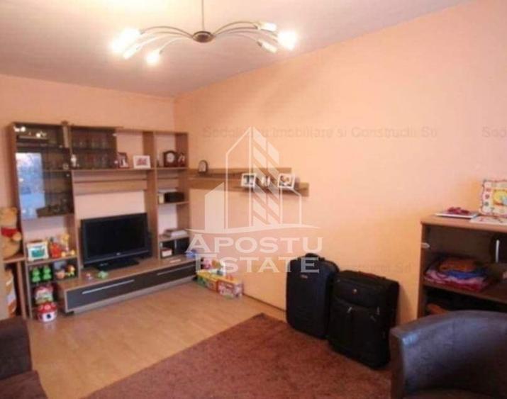 Apartament cu 3 camere decomandat, mobilat în Aradului
