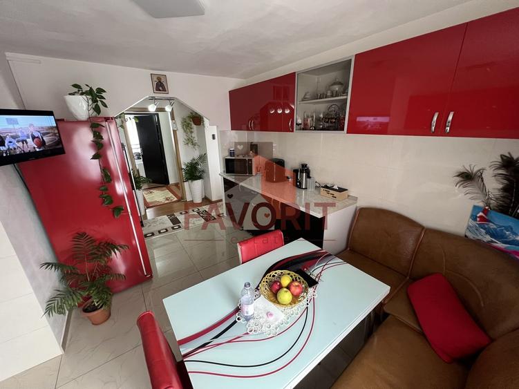 Apartament cu 4 camere decomandat, mobilat în Girocului