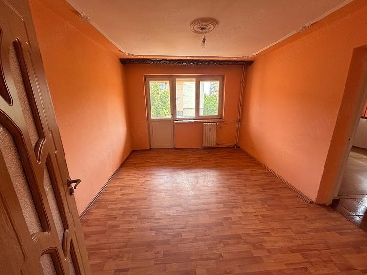 Apartament cu 3 camere semidecomandat în Cet