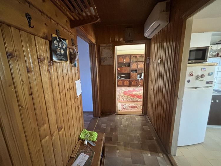 Apartament cu 3 camere decomandat, mobilat în Dâmbovița