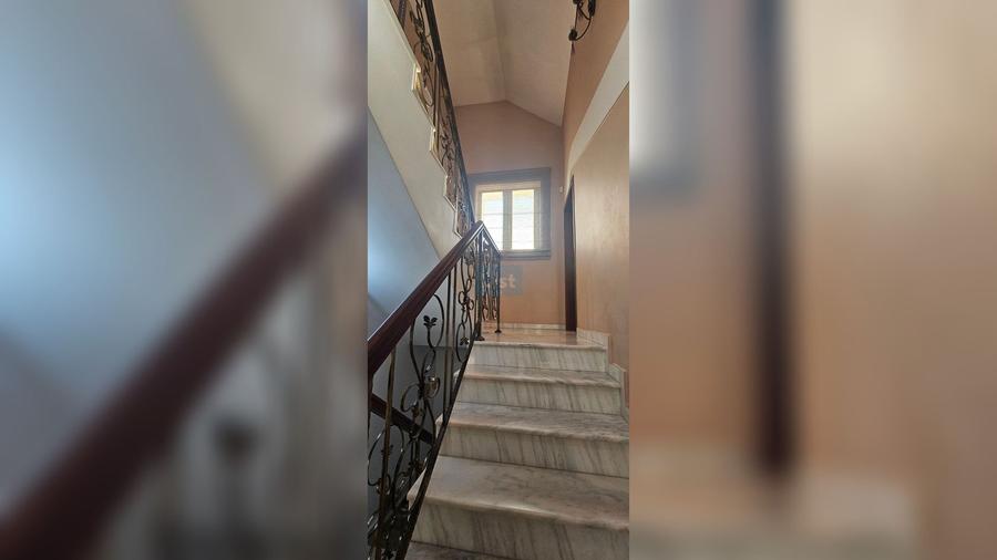 Casă cu 5 camere cu Teren 2400 Mp în Centura