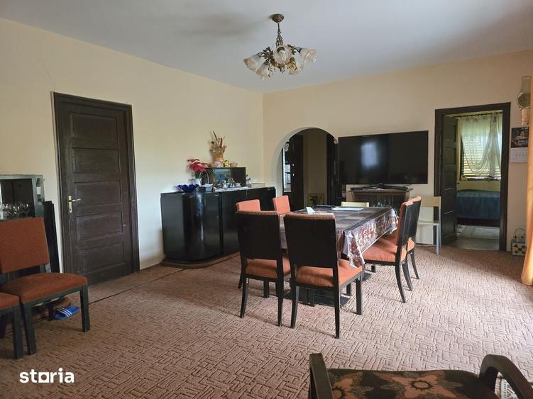 Casă cu 7 camere cu Teren 3800 Mp în Central