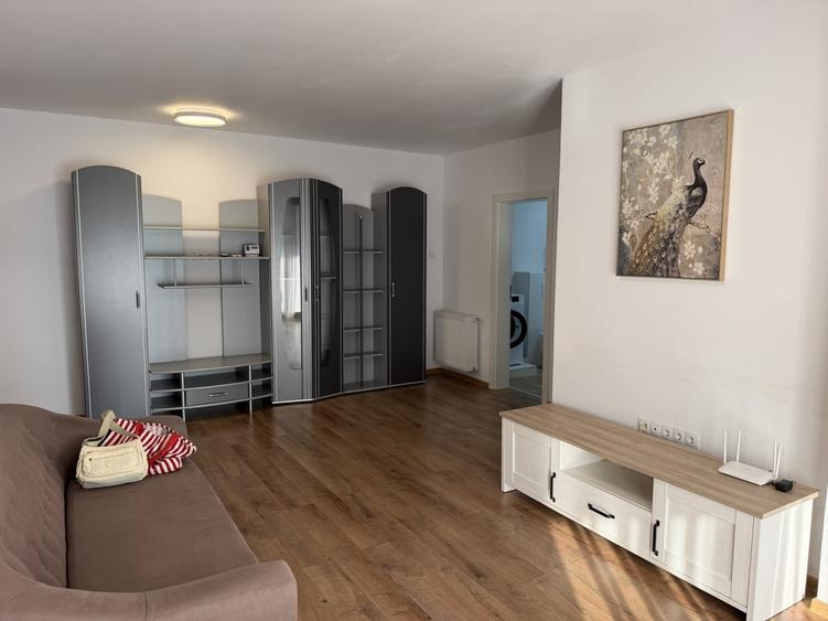 Apartament cu 3 camere semidecomandat, mobilat în Piața Cluj