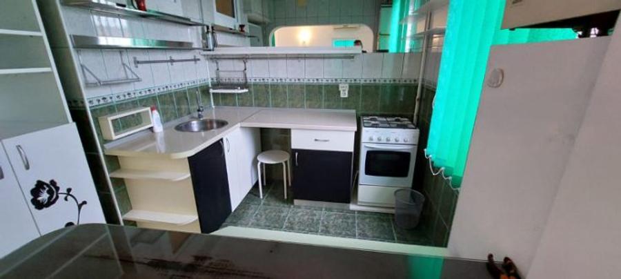 Apartament cu 3 camere semidecomandat în Tineretului