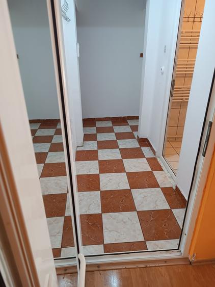 Apartament cu 3 camere semidecomandat în Palazu Mare
