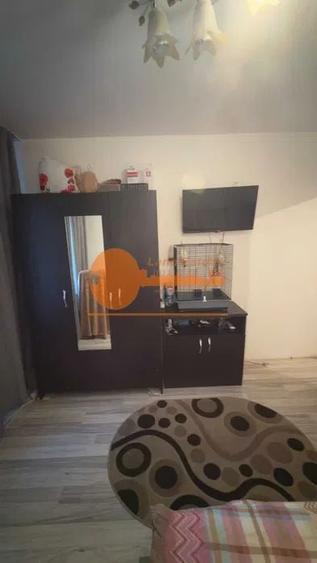 Apartament cu 3 camere semidecomandat, mobilat în Apusului