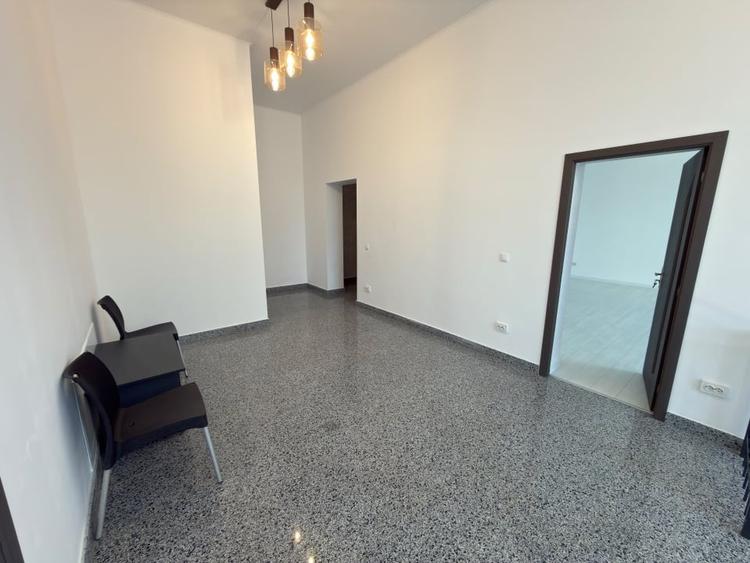 Casă individuală cu 9 camere cu Canalizare în Central
