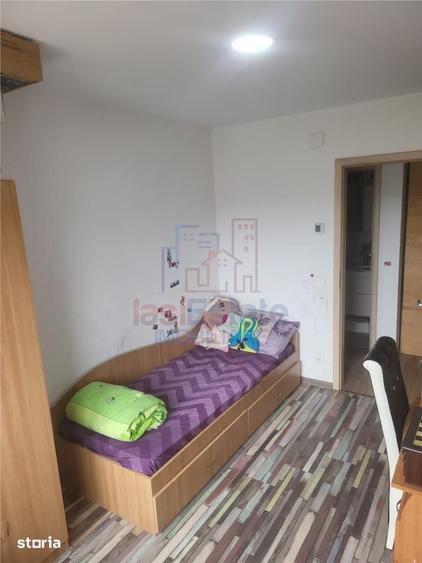 Apartament cu 4 camere decomandat în Nicolina