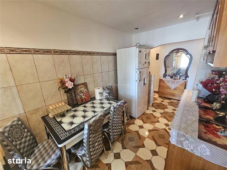 Apartament cu 3 camere semidecomandat, mobilat în Central