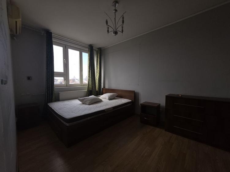 Apartament cu 3 camere semidecomandat, mobilat în